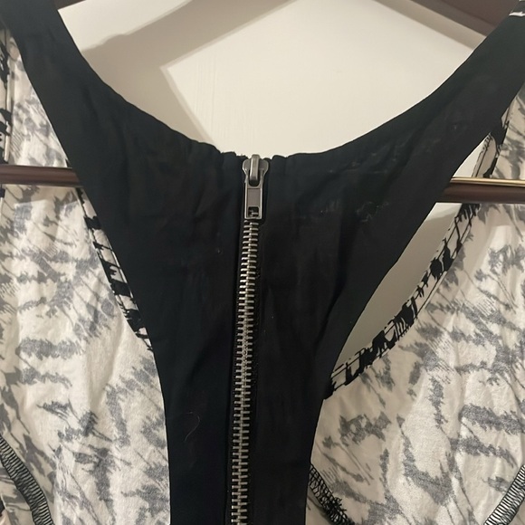 Silence + Noise Black and White Patterned Top Size XS - Picture 7 of 7